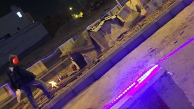"العمل" تتفاعل مع صورة العامل النائم بين الصبّات .. استدعاء وتحقيق ومخالفة عامل - "العمل" تتفاعل مع صورة العامل النائم بين الصبّات .. استدعاء وتحقيق ومخالفة