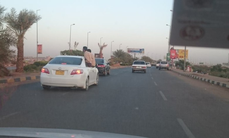 شباب يفحطون بسيارة حكومية بشارع النيل يثيرون ضجة على مواقع التواصل الاجتماعي 145222