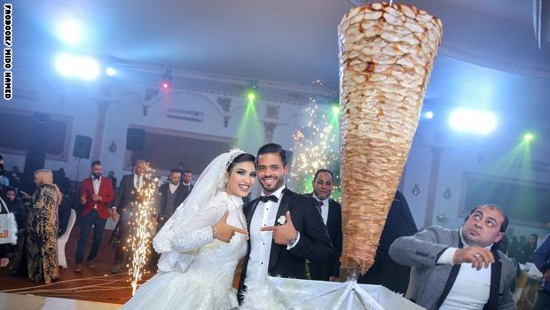 عريس الشاورما: حماي فاجأني بسيخ الشاورما بزفافي shawerma Egypt wedding