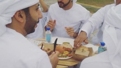 ولي عهد دبي يتناول شطائر همبرغر برج خليفة المغطاة بذهب عيار 24 1165edd9 ab79 4f2a add4 5c85e64d553e - ولي عهد دبي يتناول شطائر همبرغر برج خليفة المغطاة بذهب عيار 24