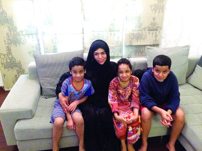 شرطة دبي تُسعد أماً وتعيدها إلى أبنائها image5E0GD6J9