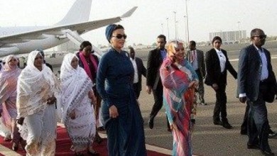 بالصورة...ماذا يفعل أمير قطر السابق والشيخة موزة في السودان medium 2017 03 12 c370c14c76