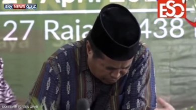 مقرئ إندونيسي شهير يفارق الحياة على الهواء مباشرة 1 943859 - مقرئ إندونيسي شهير يفارق الحياة على الهواء مباشرة