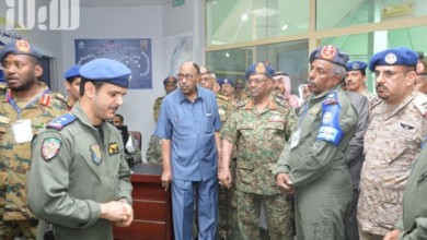 شاهد.. "البشير" يكرم الضباط المشاركين في مناورات "الدرع الأزرق 1" بوسام "الجدارة" 58eaa6e621991