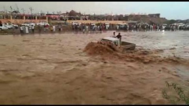 بالفيديو.. متهوّر يعبر سيل وادي خلب في السعودية ضاربًا بالتحذيرات عرض الحائط 55192