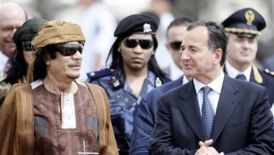 ليست للأناقة بالتأكيد.. لماذا يرتدي الحراس الشخصيون نظاراتٍ سوداء باستمرار؟ gaddafi guard 5840731