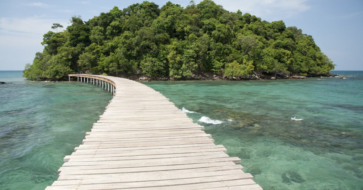 صيف 2017.. هذه هي أرخص الوجهات السياحية لرحلة لا تنسى the bridge to koh bong song saa cambodia ampersand travel 2