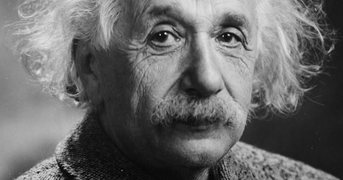 العلماء يفعلون ما اعتبره أينشتاين مستحيلًا في حساب وزن النجوم Albert Einstein Head