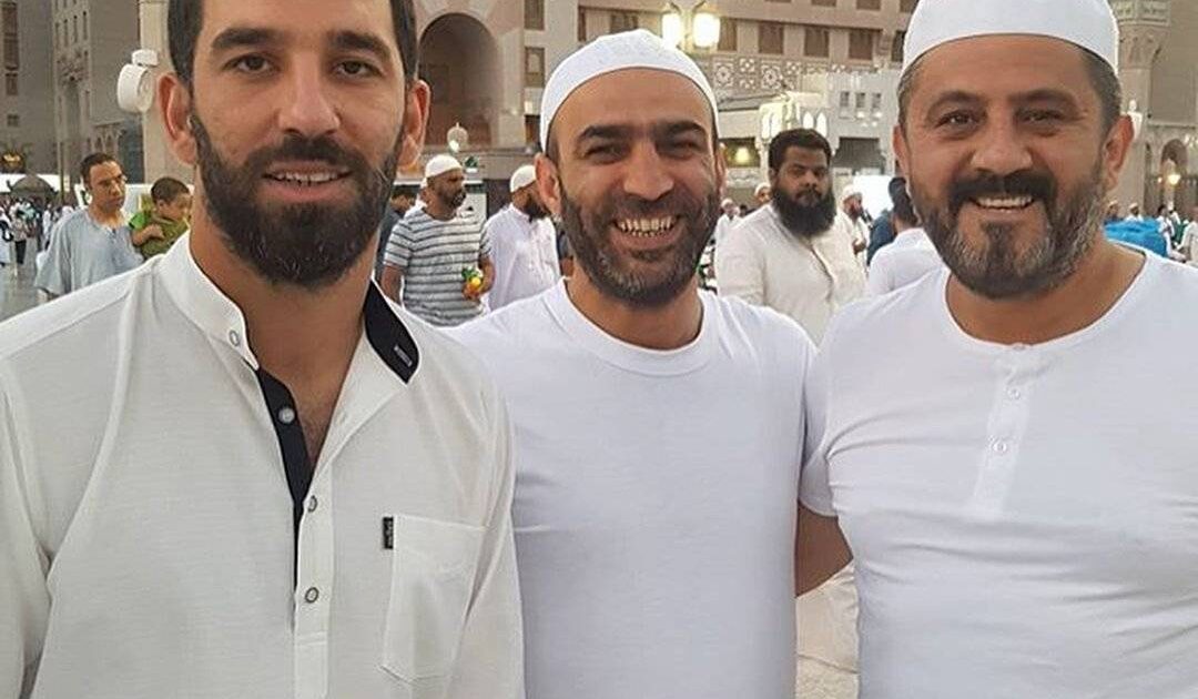 لاعب برشلونة يصل إلى الأراضي المقدسة من أجل أداء مناسك العمرة DCE4vsEWsAEl9Wl