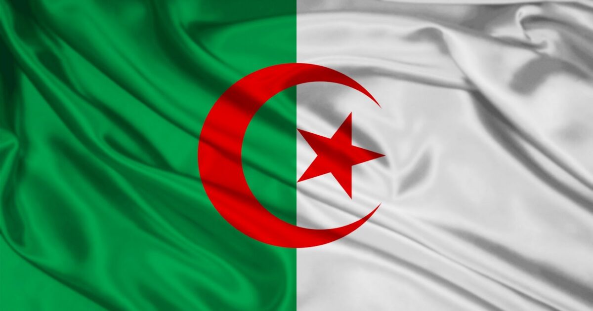 وفاة لاعب جزائري داخل الملعب إثر سكتة قلبية (فيديو) التعاون العسكري