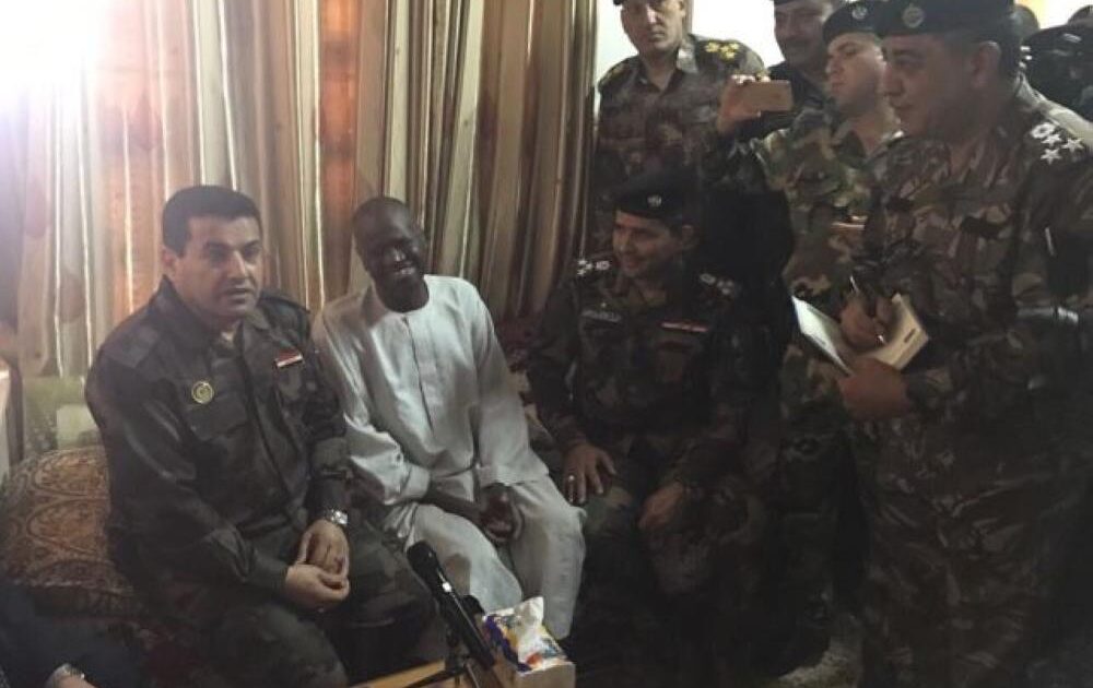 وزير الداخلية العراقي يمنح الجنسية العراقية للسوداني الذي تعرض للاعتداء بالموصل 44744