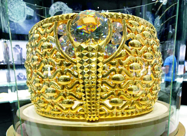 20 مليون درهم لأكبر خاتم ذهب بالعالم في دبي image8EQV1Q04