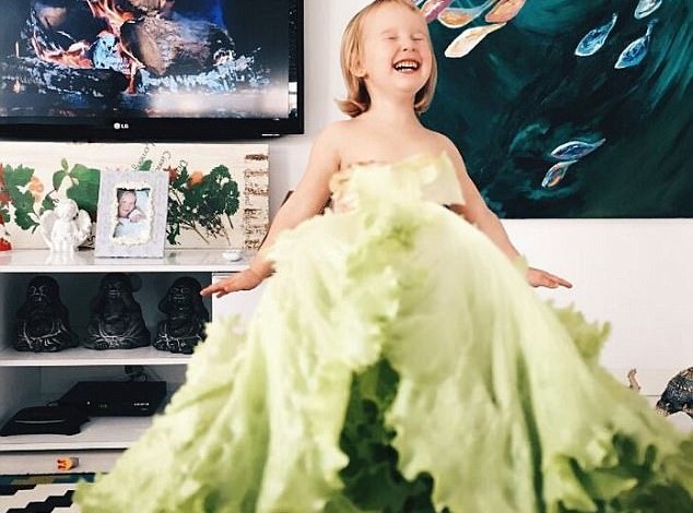 فساتين من الفاكهة والخضار تكسبها آلاف المتابعين image8FL9PX8V