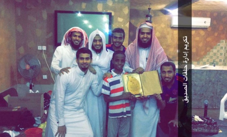 بالصور .. حفل وداع لطالب سوداني بعد قرار أسرته مغادرة السعودية 1 2 1024x567