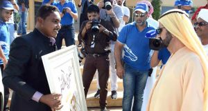 بالصورة الفنان التشكيلي معتز النوبي ينال إشادة من الشيخ محمد بن راشد..يرسم لوحاته بخلطة سرية مكونة من خلاصة العرديب والقرض 161161454