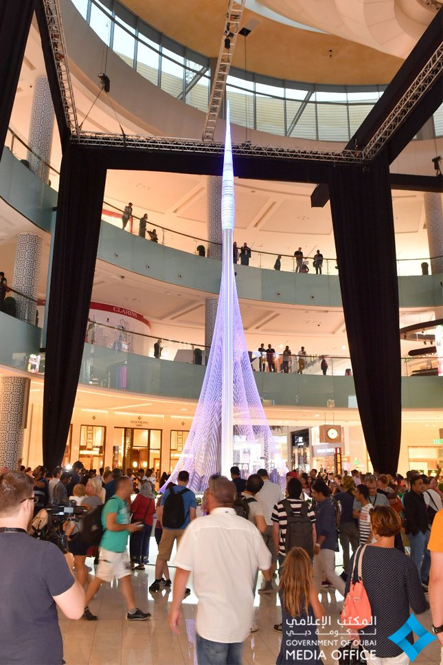 محمد بن راشد يزيح الستار عن مجسم "برج خور دبي" DGE42gQUwAAHYIs