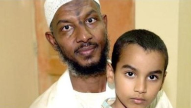 سامي الحاج: قضيت 5 سنوات في "غوانتانامو" بسبب تشابه اسمي مع مصور اخر al hajj and son mohammed 2008 no flash dpa1 1