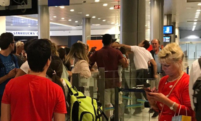 موظف مطار يعتدي بالضرب على مسافر يحمل طفلاً imageUWAXP09T