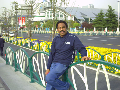 السوداني "أسامة مختار" يفوز بجائزة افضل مذيع في الصين shanghai1