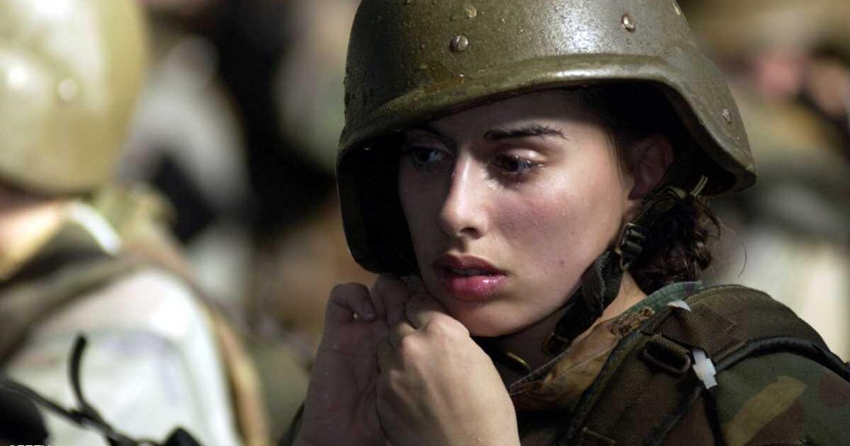 في سابقة تاريخية.. فتاة جميلة تتولى قيادة المارينز في المعارك 1 983437