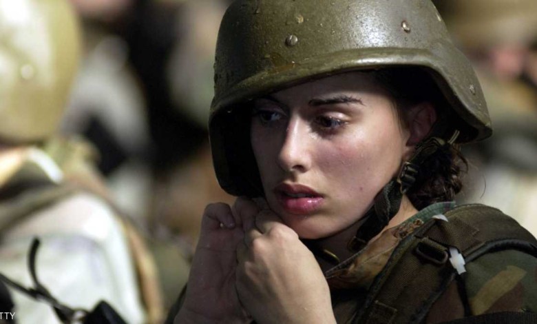 في سابقة تاريخية.. فتاة جميلة تتولى قيادة المارينز في المعارك 1 983437