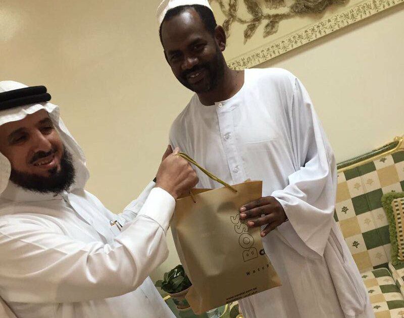 سوداني يعثر على مصوغات ذهبية بربع مليون ويسلمها لصاحبها بخميس مشيط 747474474747