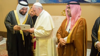 بالصور.. وفد رفيع من علماء السعودية يزور بابا الفاتيكان 5a16611fd92e9