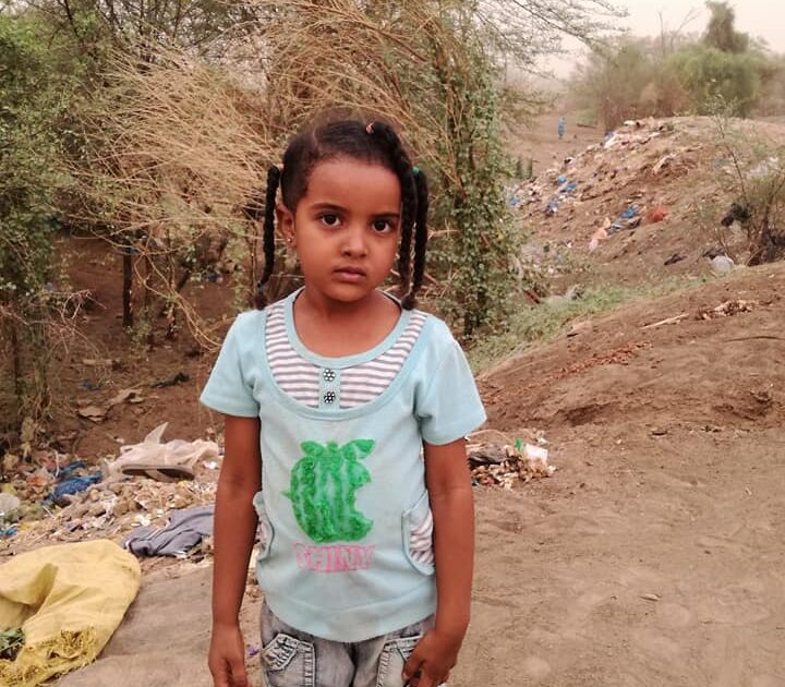 شاهد بالصورة.. الطفلة السودانية “بوليغ” تحمل السلاح وجمهور مواقع التواصل يسخر منها: (شكلك نسيتي أول فيديو ليك لمن طلعتي وقلتي ليه يا البشير العيشة بجنيه وتسقط بس) الطفلة سعاد عبدالاله الفاضلابي - صاحبة فيديو بالغت بوليغ
