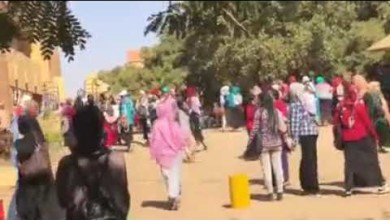 70765 - ظاهرة (القُبل والأحضان) بين طالبات الجامعات يشعل النقاش بين رواد مواقع التواصل