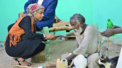 سوداني يتونس مع القطط