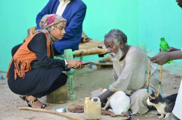 بالصور سوداني يأكل ويشرب ويدردش مع القطط سوداني يتونس مع القطط