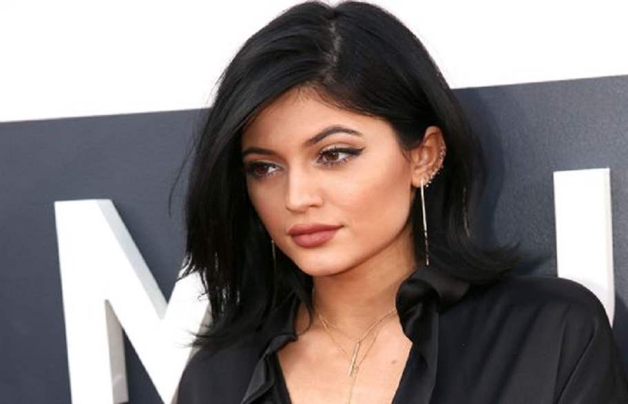 لن تصدقوا الاسم العجيب الذي أطلقته كايلي جينر على طفلتها لتصدم الجميع كايلي جينز