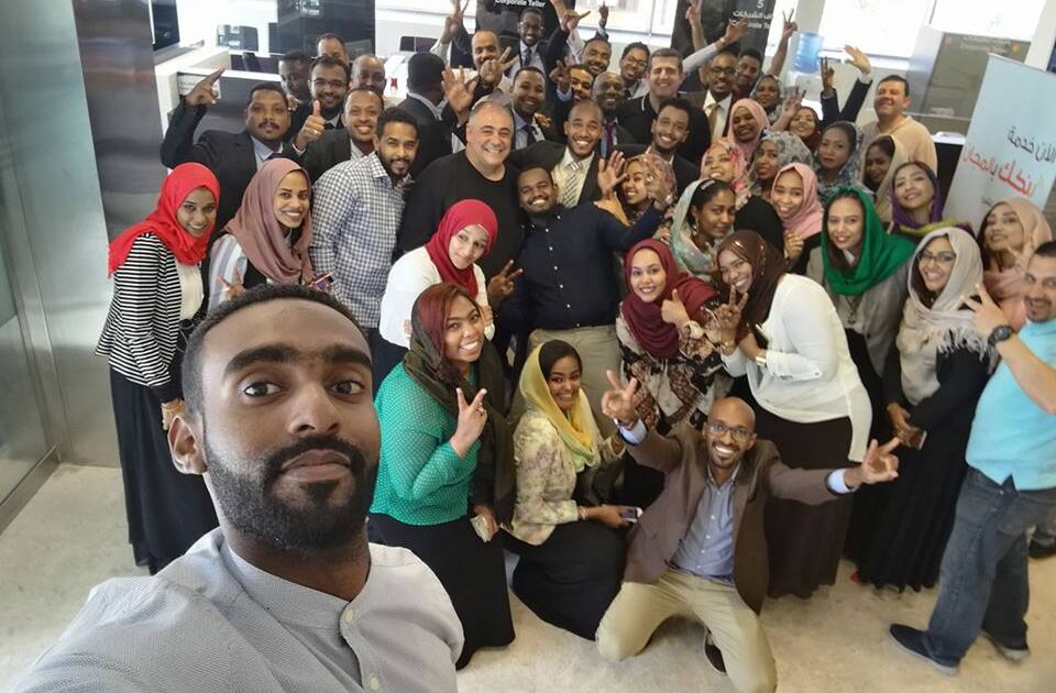 موظفون ببنك الخرطوم السودانى يروجون لخدماتهم البنكية على نغمات "إلعب يلا" 102633 فريق العمل بالبنك