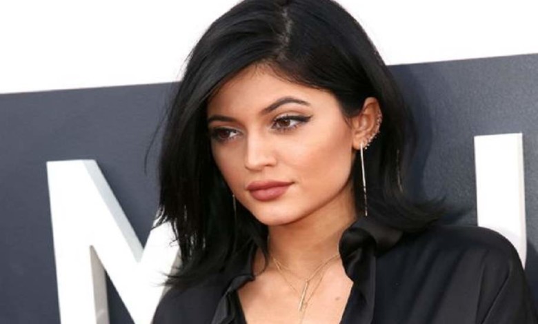 لن تصدقوا الاسم العجيب الذي أطلقته كايلي جينر على طفلتها لتصدم الجميع كايلي جينز