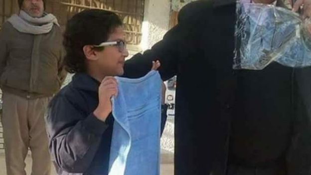 مدرسة مصرية تكافئ تلميذا متفوقا بـ"منشفة"... فما القصة؟ مصري