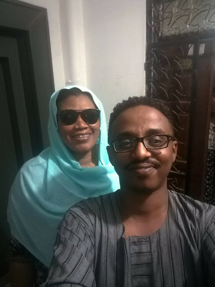إنصاف مدني تظهر وهي”تضع نظارات سوداء على عينيها “وناشطون يدعون إصابتها بالعمى انصاف مدني