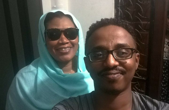 إنصاف مدني تظهر وهي”تضع نظارات سوداء على عينيها “وناشطون يدعون إصابتها بالعمى انصاف مدني