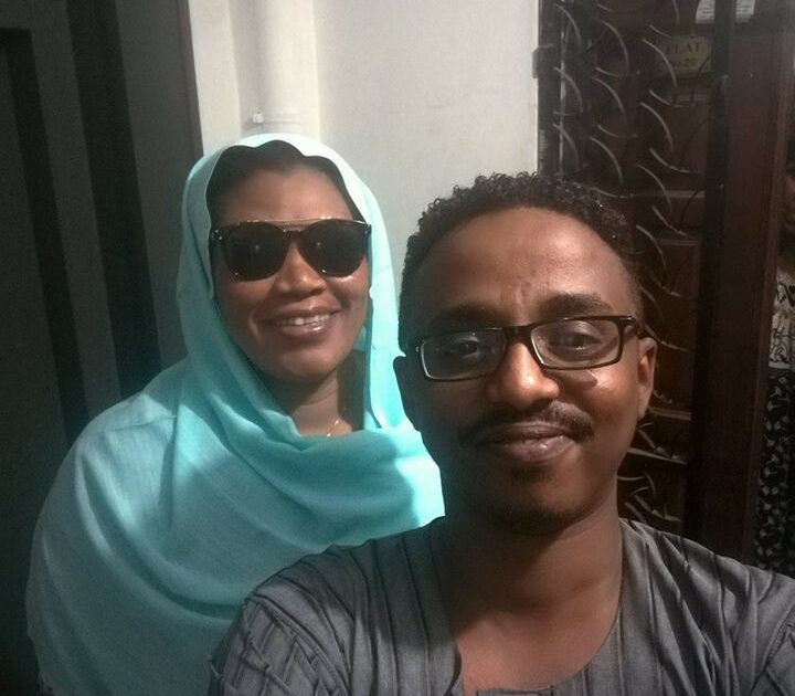 إنصاف مدني تظهر وهي”تضع نظارات سوداء على عينيها “وناشطون يدعون إصابتها بالعمى انصاف مدني