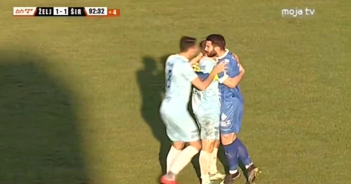 بالفيديو... حارس مرمى ينقذ فريقه بهدف من منتصف الملعب 82326
