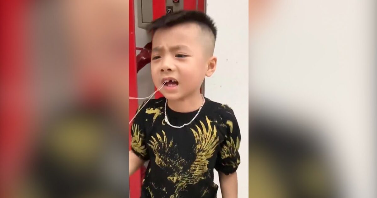 شاهد...أب يستخدم كرة القدم لخلع سنة ابنه 83383