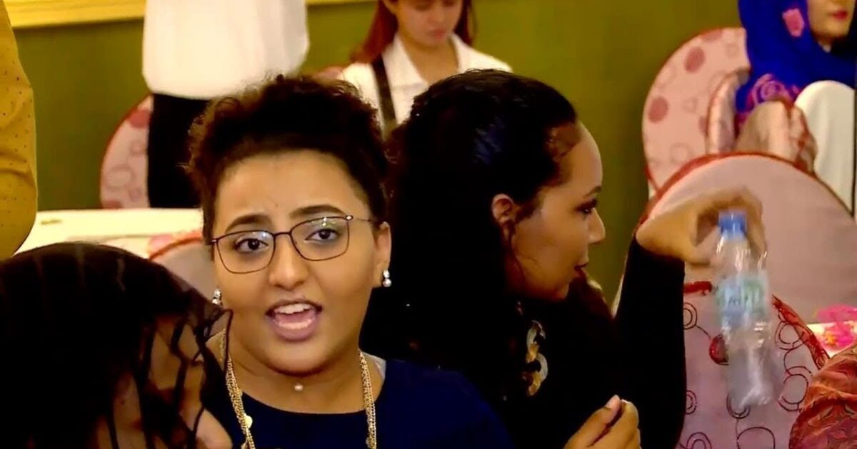 بالفيديو ... هجوم على مشاركة الفنانة إنصاف مدني بالرقص في عرض أزياء سوداني 83813