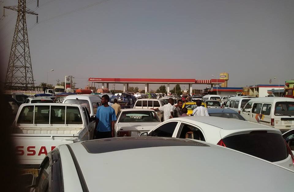 عودة صفوف البنزين عقب تطبيق الزيادة الجديدة 9663