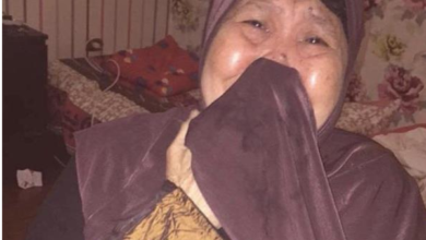 شاھد.. عائلة تودع بالدموع عاملة منزلیة وزوجھا مكثا لدیھم أكثر من 28 سنة عاملة - شاھد.. عائلة تودع بالدموع عاملة منزلیة وزوجھا مكثا لدیھم أكثر من 28 سنة