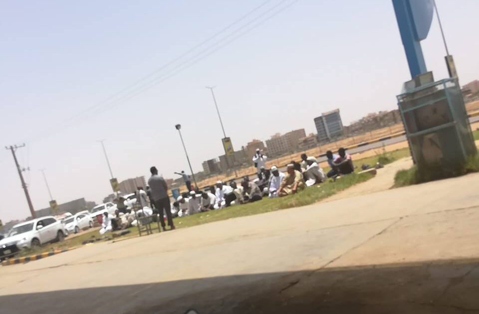 خطبة الجمعة "وسط" صف البنزين بإحدى محطات الوقود في الخرطوم 55541111