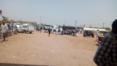 بالصورة .. السودانيون يتبارون في تقديم وجبات للمواطنين المنتظرين بمحطات الوقود 651