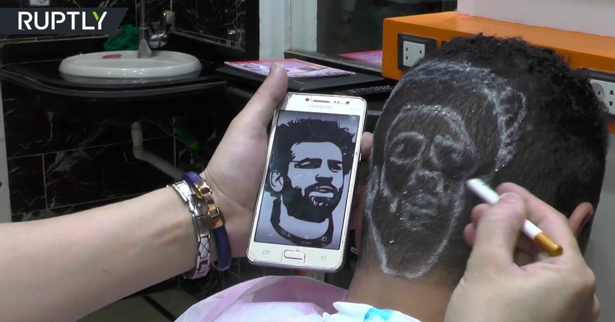 شاهد.. حلاق مصري يرسم وجه محمد صلاح على رؤوس عشاقه 87615