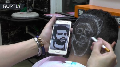 87615 - شاهد.. حلاق مصري يرسم وجه محمد صلاح على رؤوس عشاقه