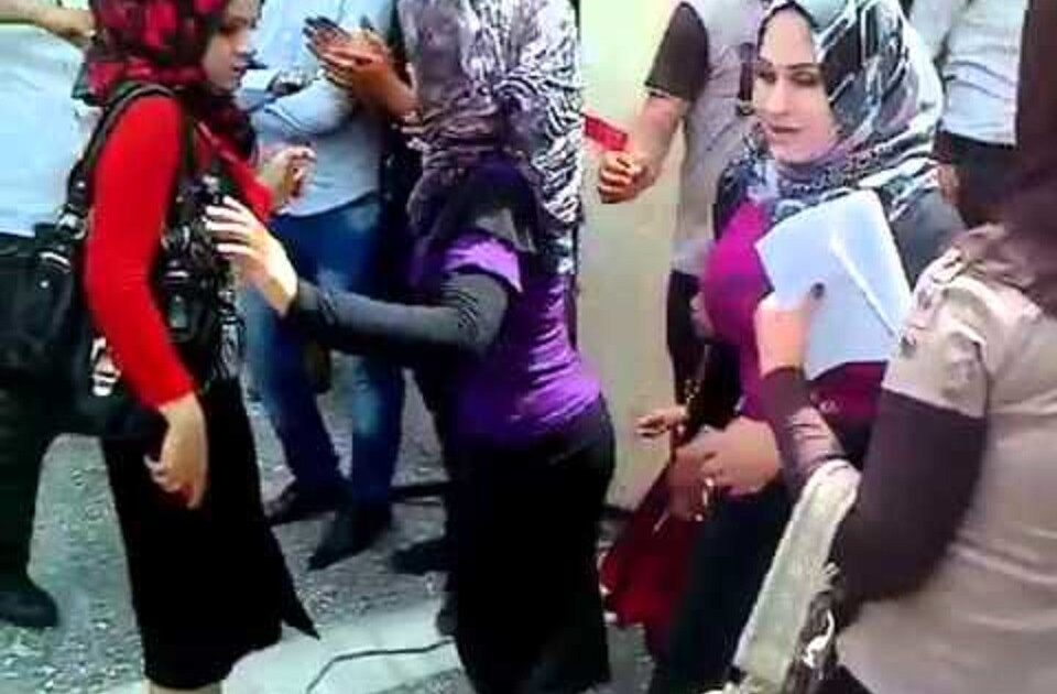 بالفيديو: اجتماع موسع لفتيات سودانيات يناقشن قضايا جنسية بجراءة وتحدي فتيات