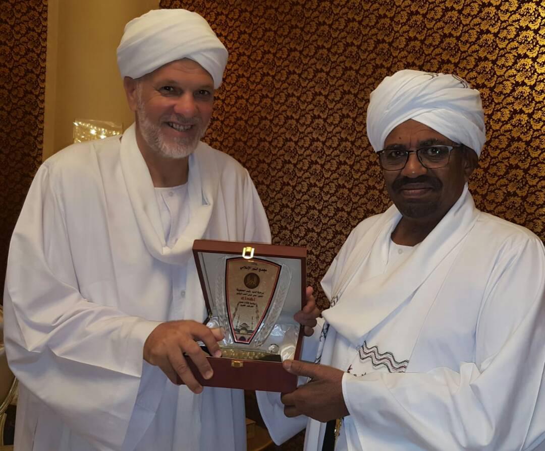 البشير يلتقي المغربي الذي جاء قاصدا الحج بالدراجة عبر عدة دول افريقية الدراج المغربي قاصداً الحج