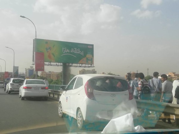 بالصورة ..فتاة تحاول الإنتحار من أعلى كبري المك نمر بالخرطوم 5555551